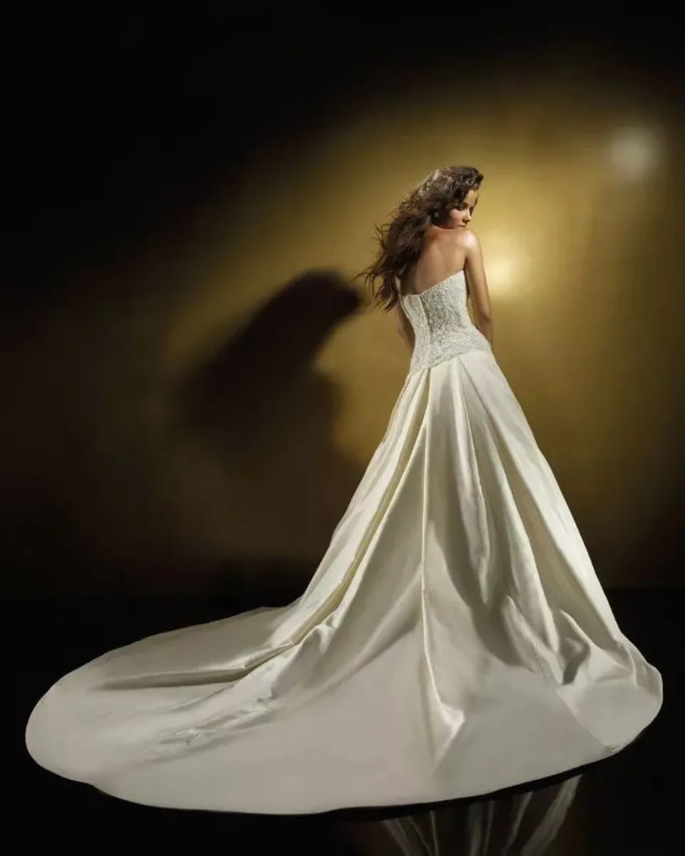 Платье со шлейфом свадебное