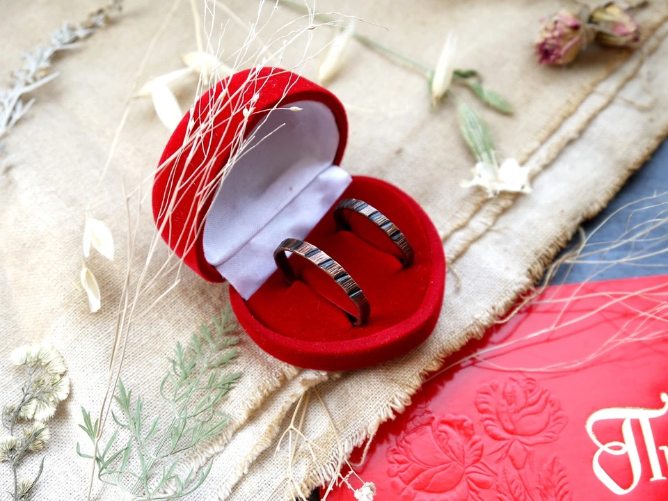 Обручальное кольцо в красной коробочке