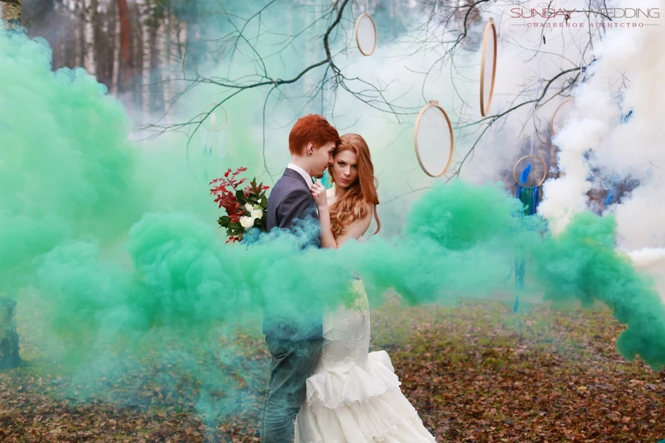 Зеленый цветной дым на свадьбе