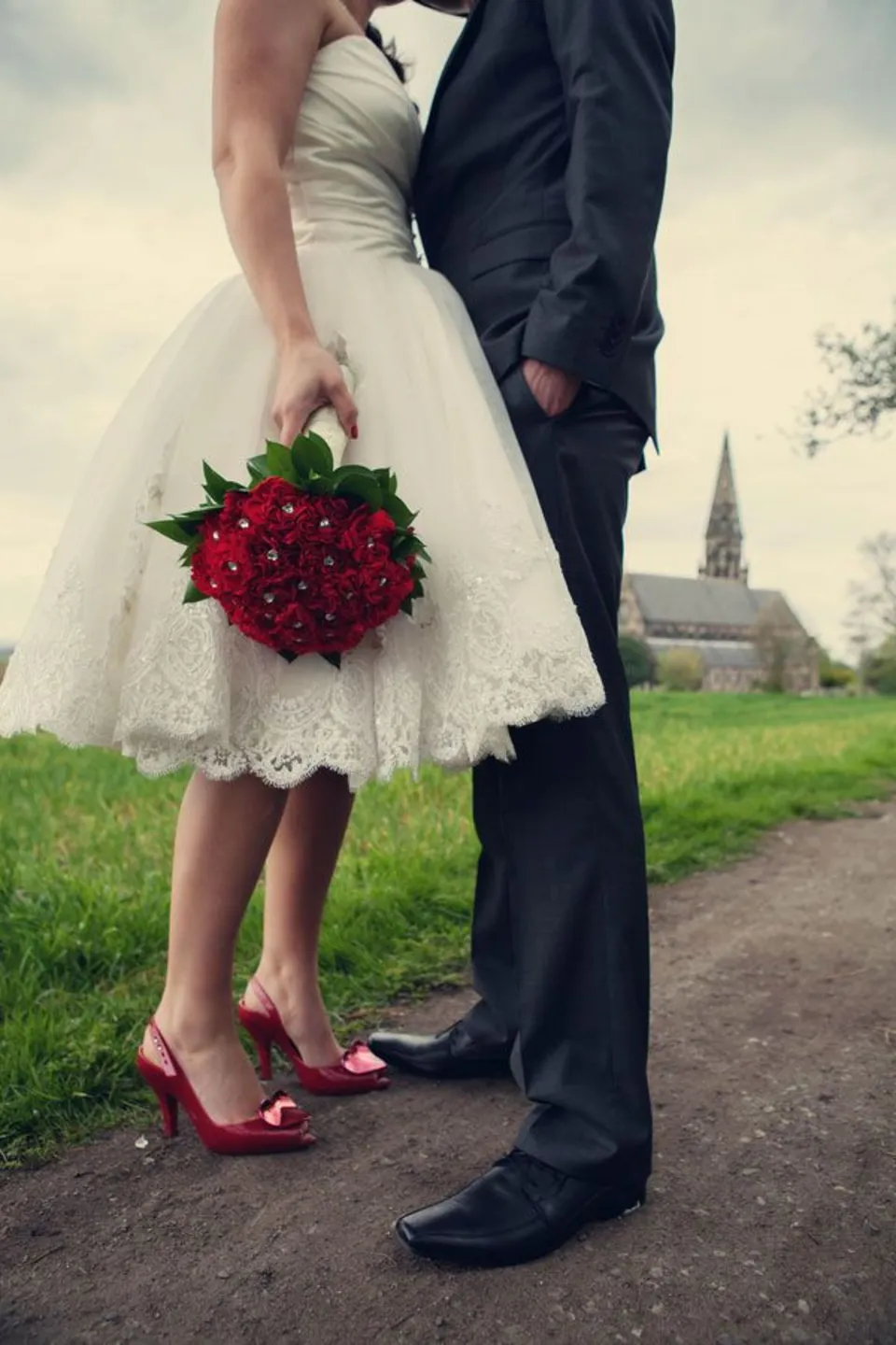 Свадебное платье с красными туфлями