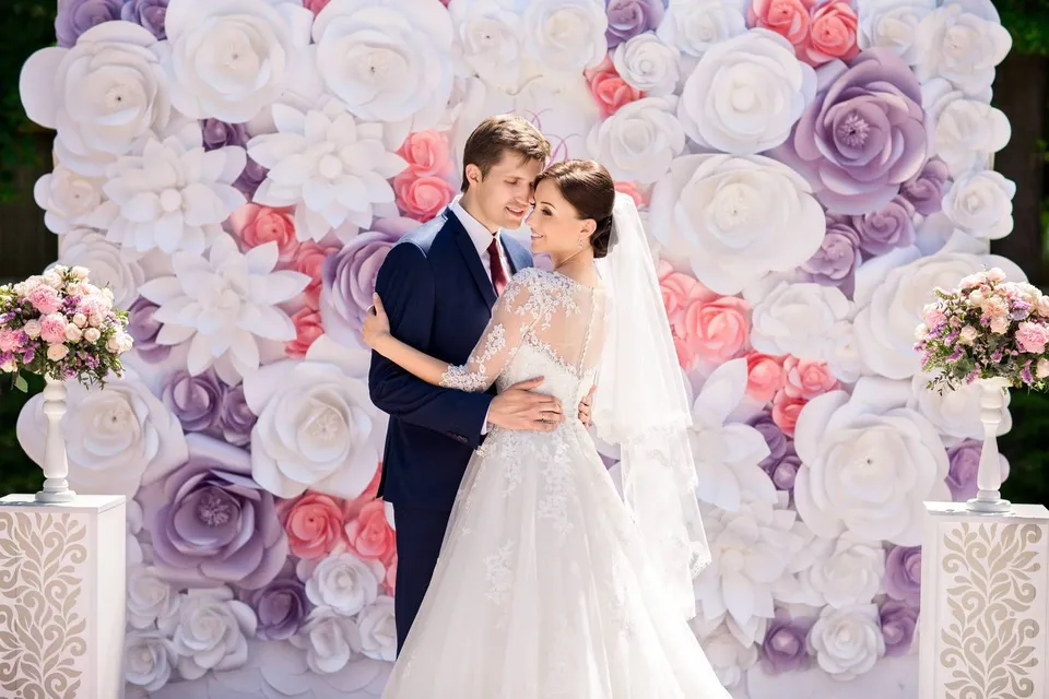 Фотозона на свадьбу с цветами