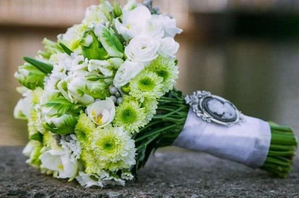 Букет невесты бело зеленый