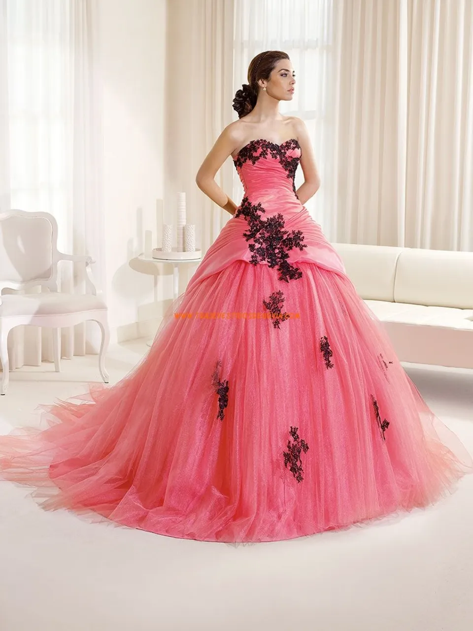 Розовое бальное платье с черным
