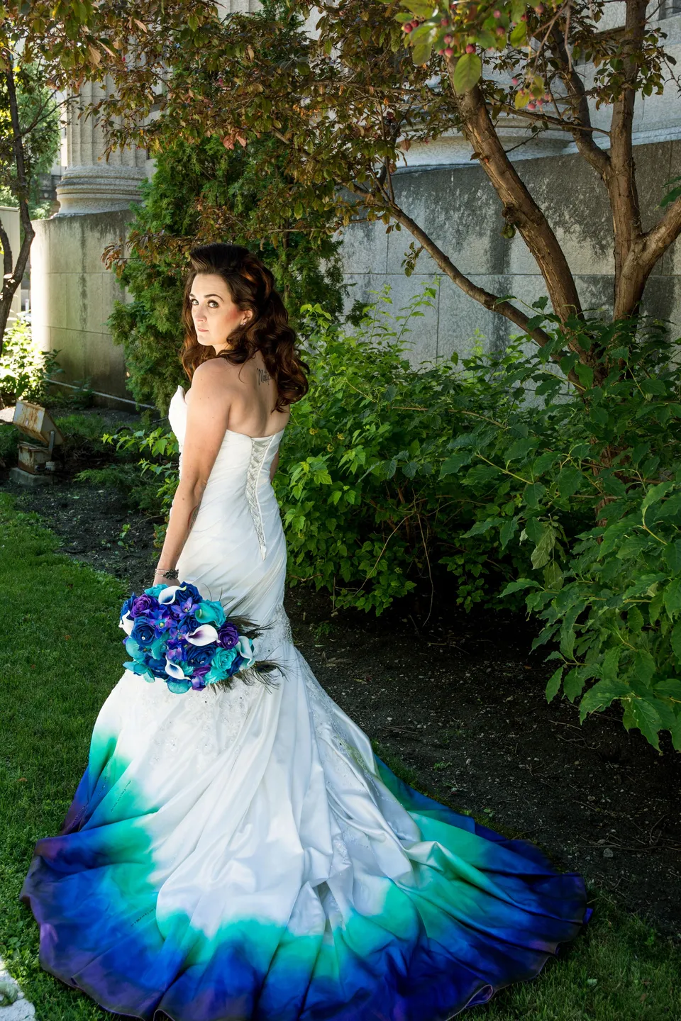 Свадебные платья с цветными элементами