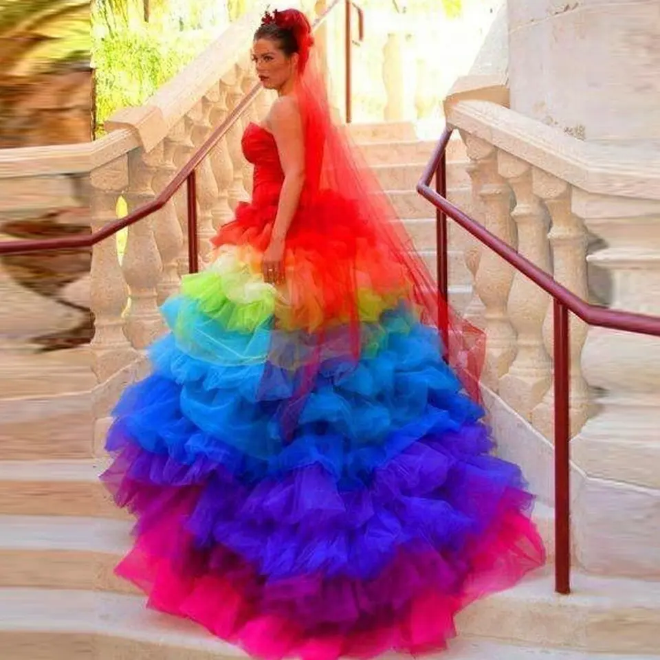 Красивое радужное платье