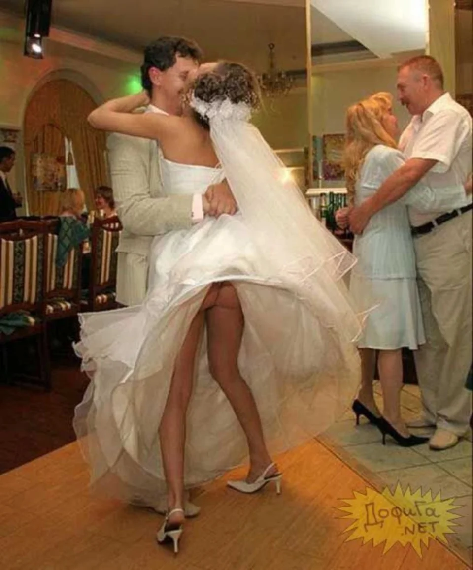 У невесты задралось платье