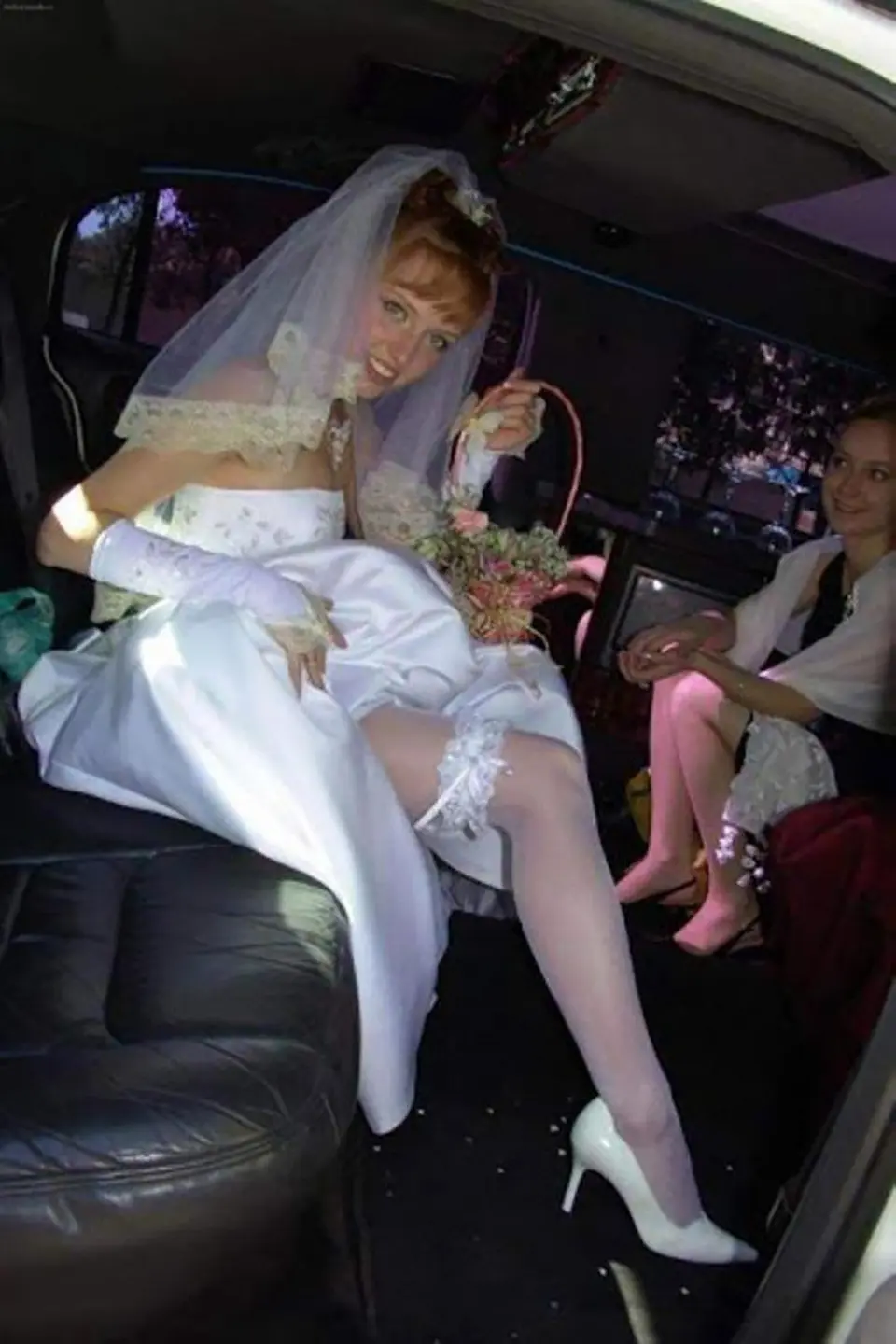 Под платьем невесты