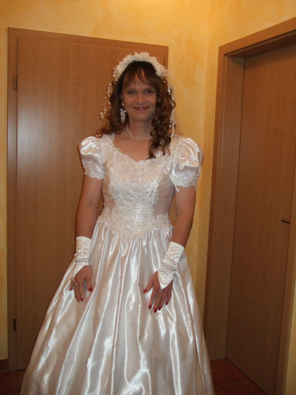 Сисси бой в платье невесты