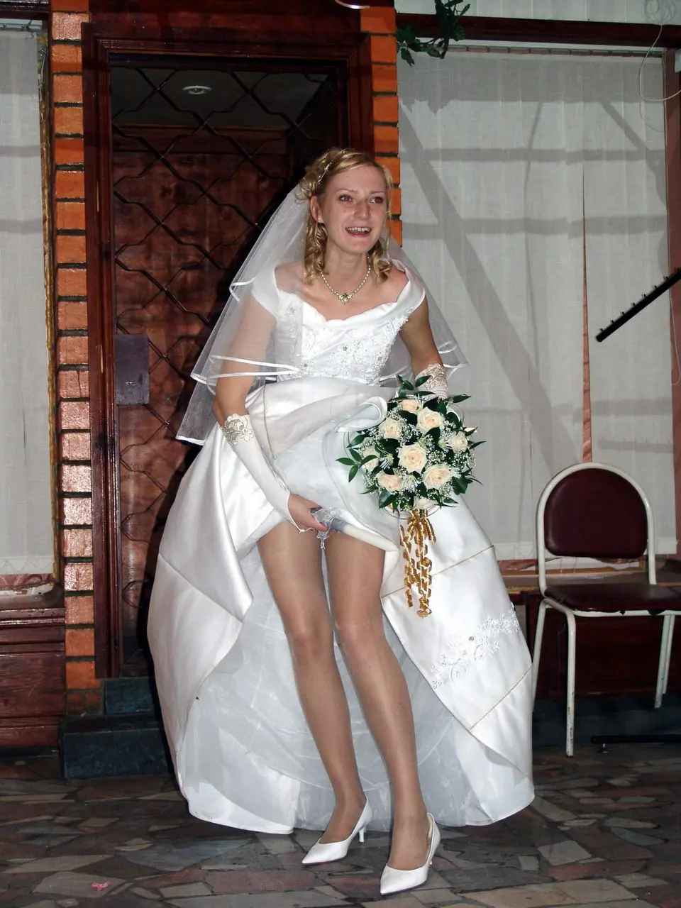 Под свадебным платьем