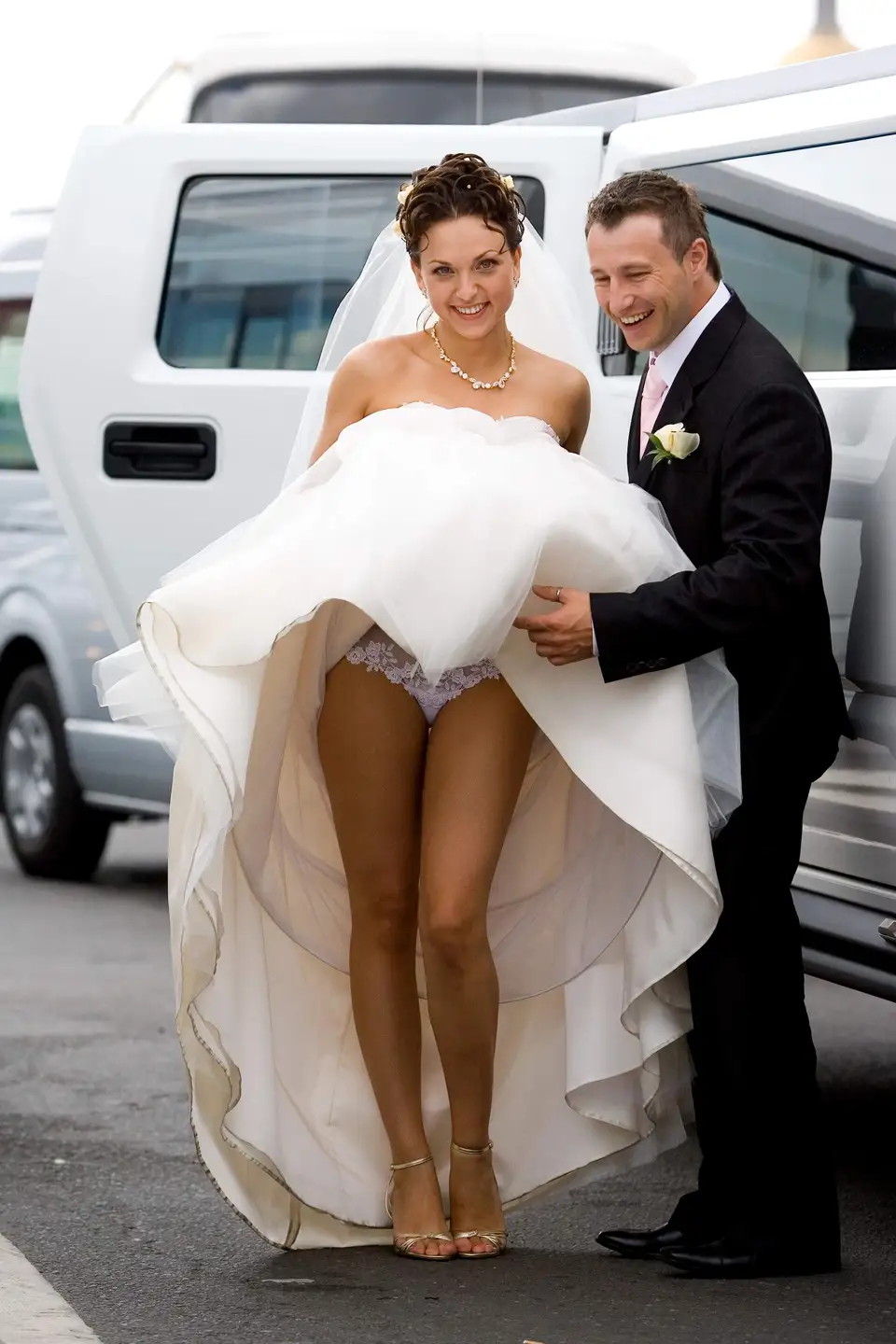Под платьем невесты