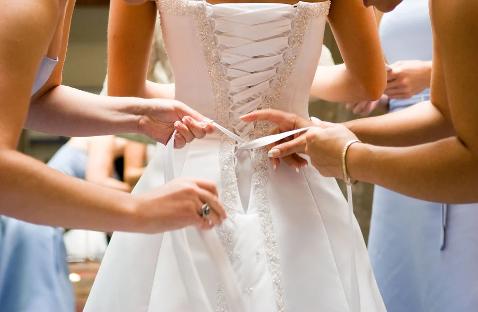 Примерка свадебного платья без лица