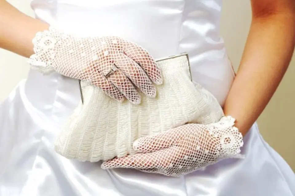 Белые кружевные перчатки