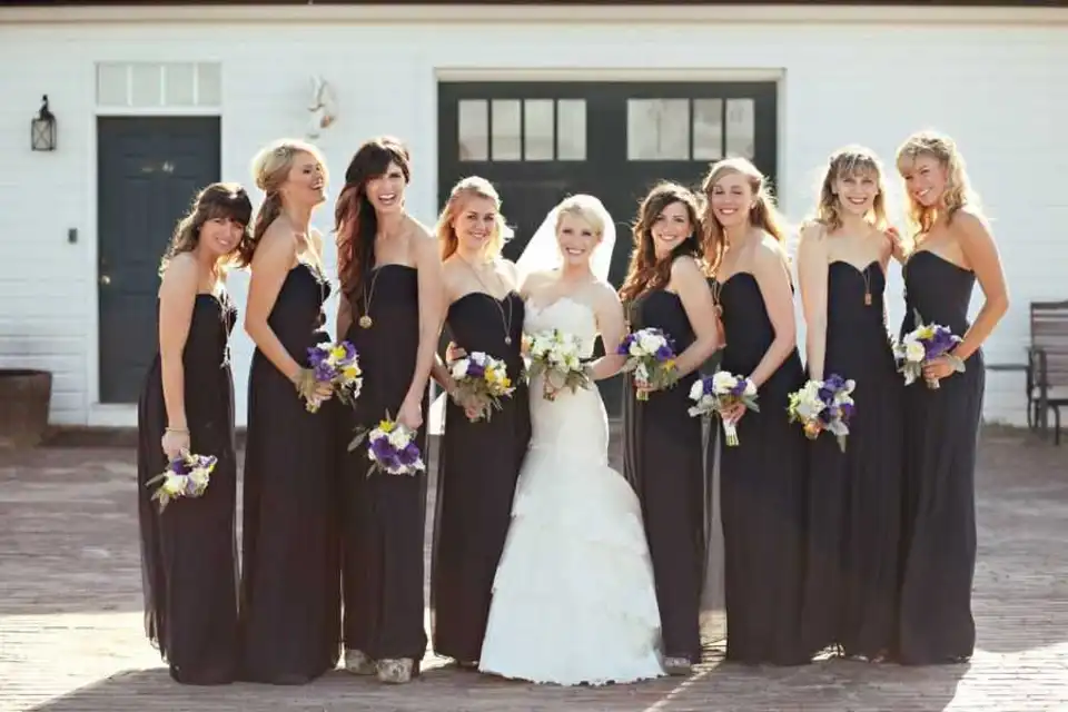 Черные платья на свадьбу гостям