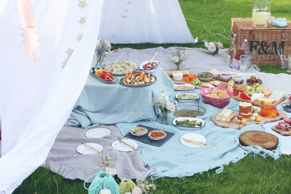 Праздничный стол для пикника