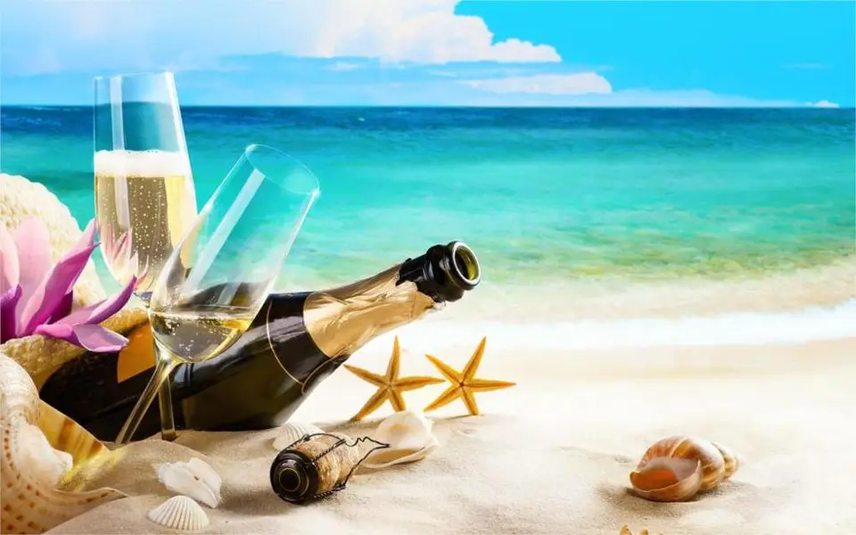 Шампанское на фоне моря