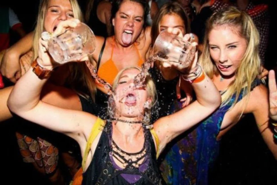Пьяные девушки на вечеринке