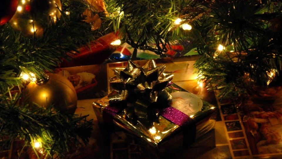 Подарок под елкой