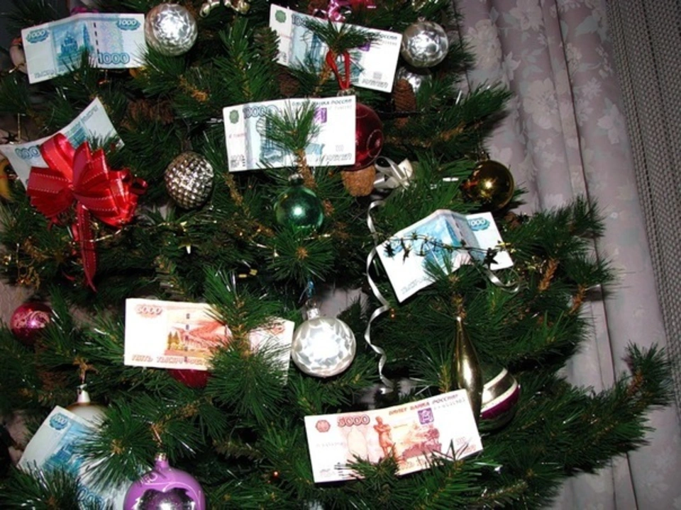 Украсить новогоднюю елку деньгами