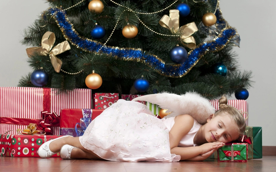 Девушка спит под елкой