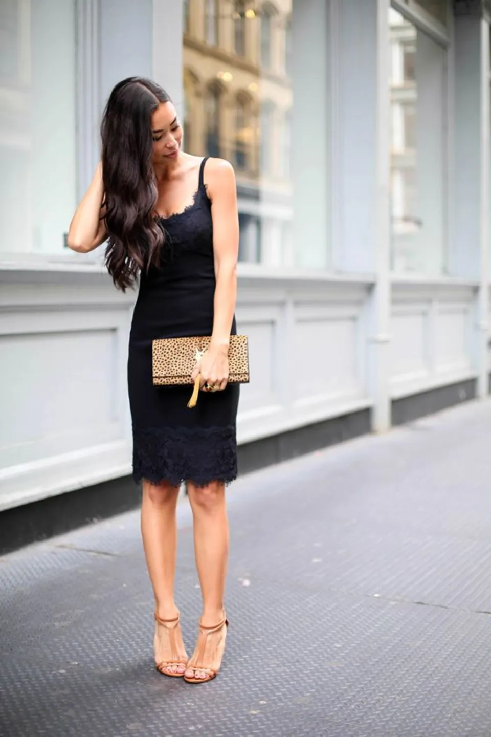 Черное платье с босоножками