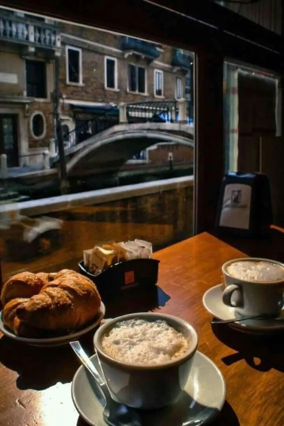 Столик в кафе с кофе
