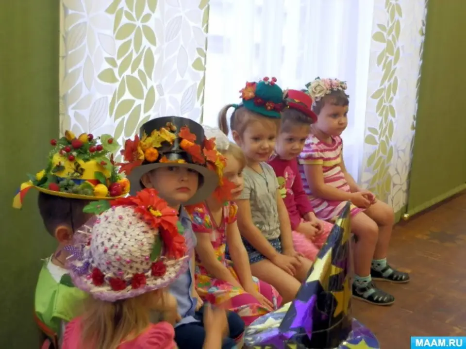 Дефиле осенних шляп в детском саду