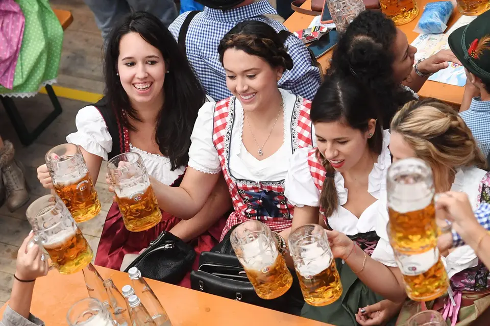 Фестиваль пива в германии октоберфест девушки