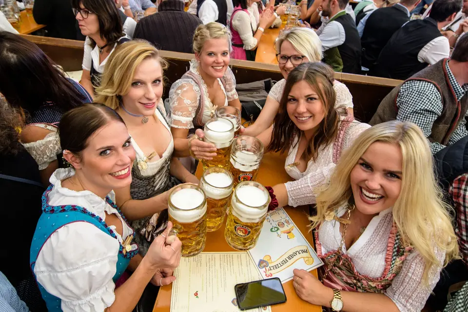 Фестиваль пива в германии октоберфест девушки