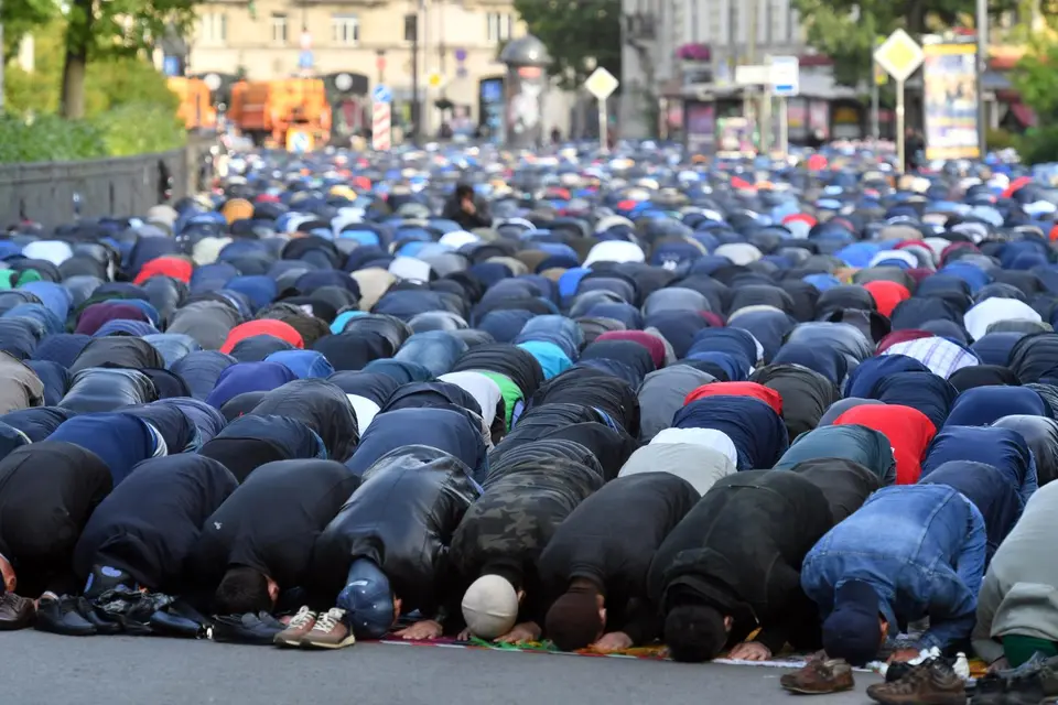 Мусульмане молятся на улице