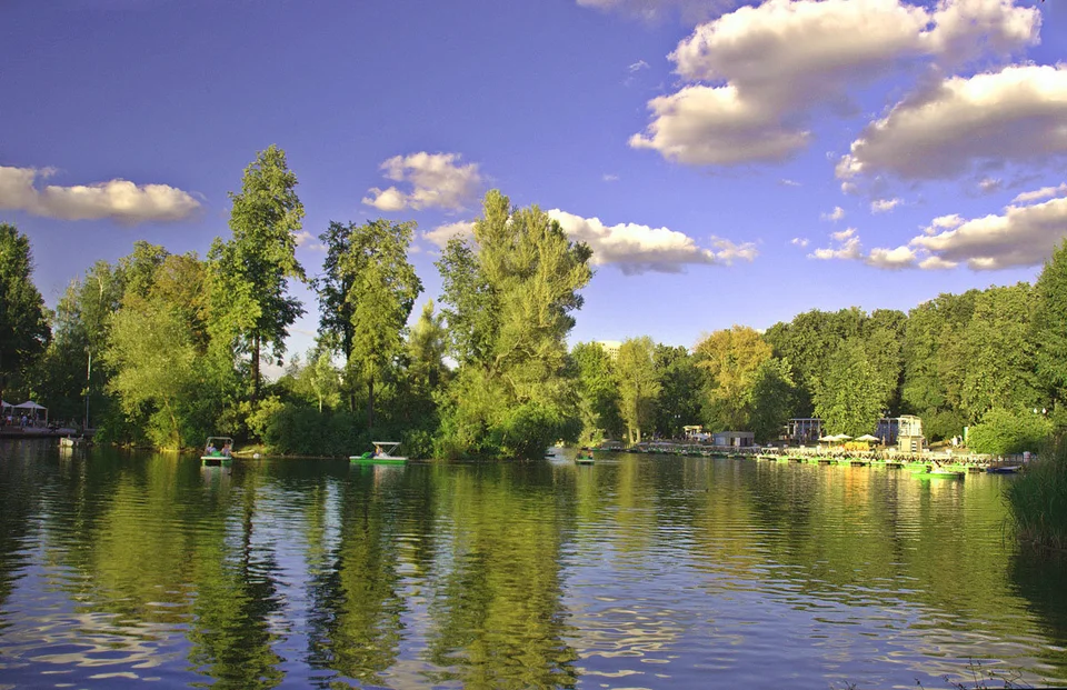 Голицынский пруд в парке горького