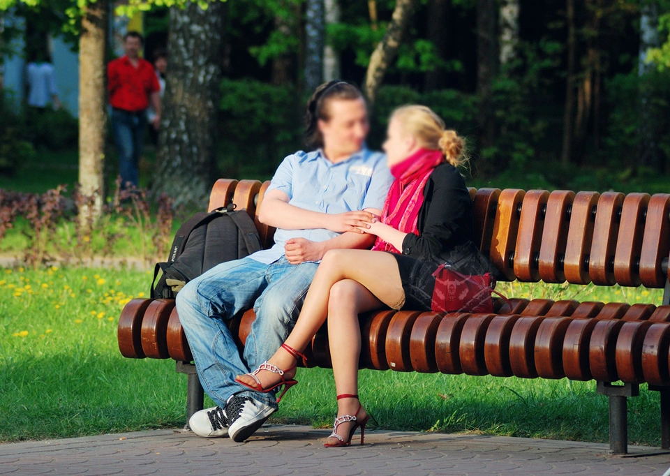 Парень и девушка на скамейке