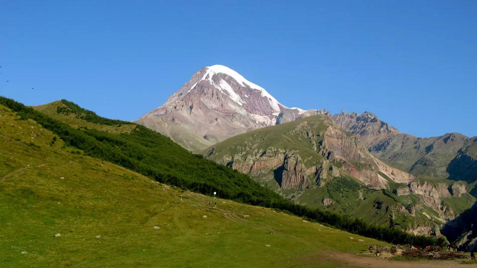 Гора казбек вид из владикавказа