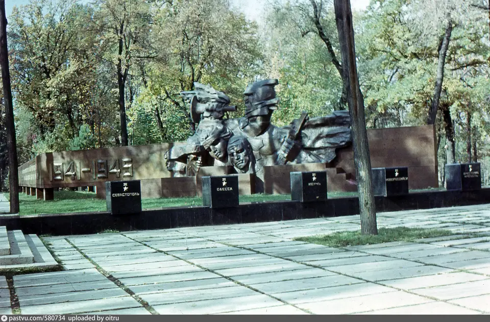 Мемориал славы в парке имени 28 гвардейцев панфиловцев в алматы