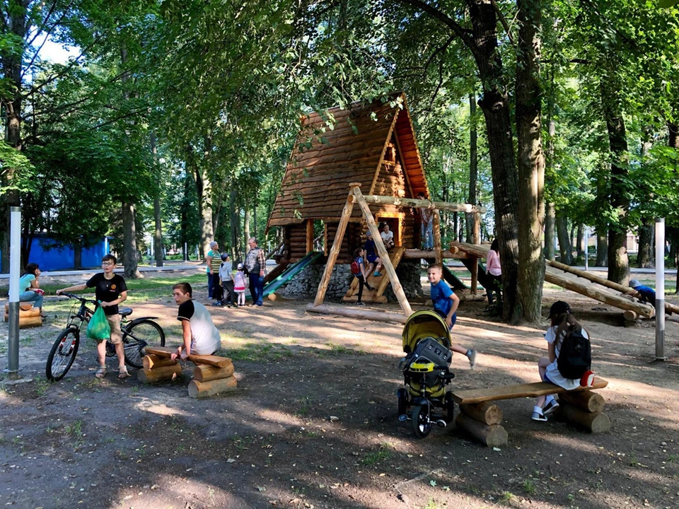 Детская площадка в парке