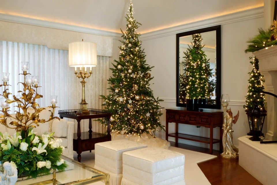 Новогодняя елка в доме со вторым светом