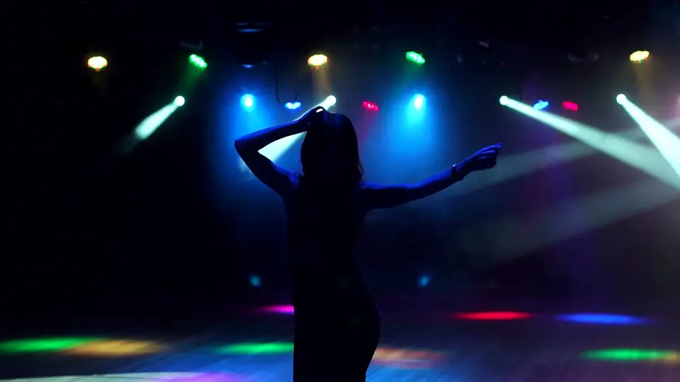 Девушка танцует в клубе