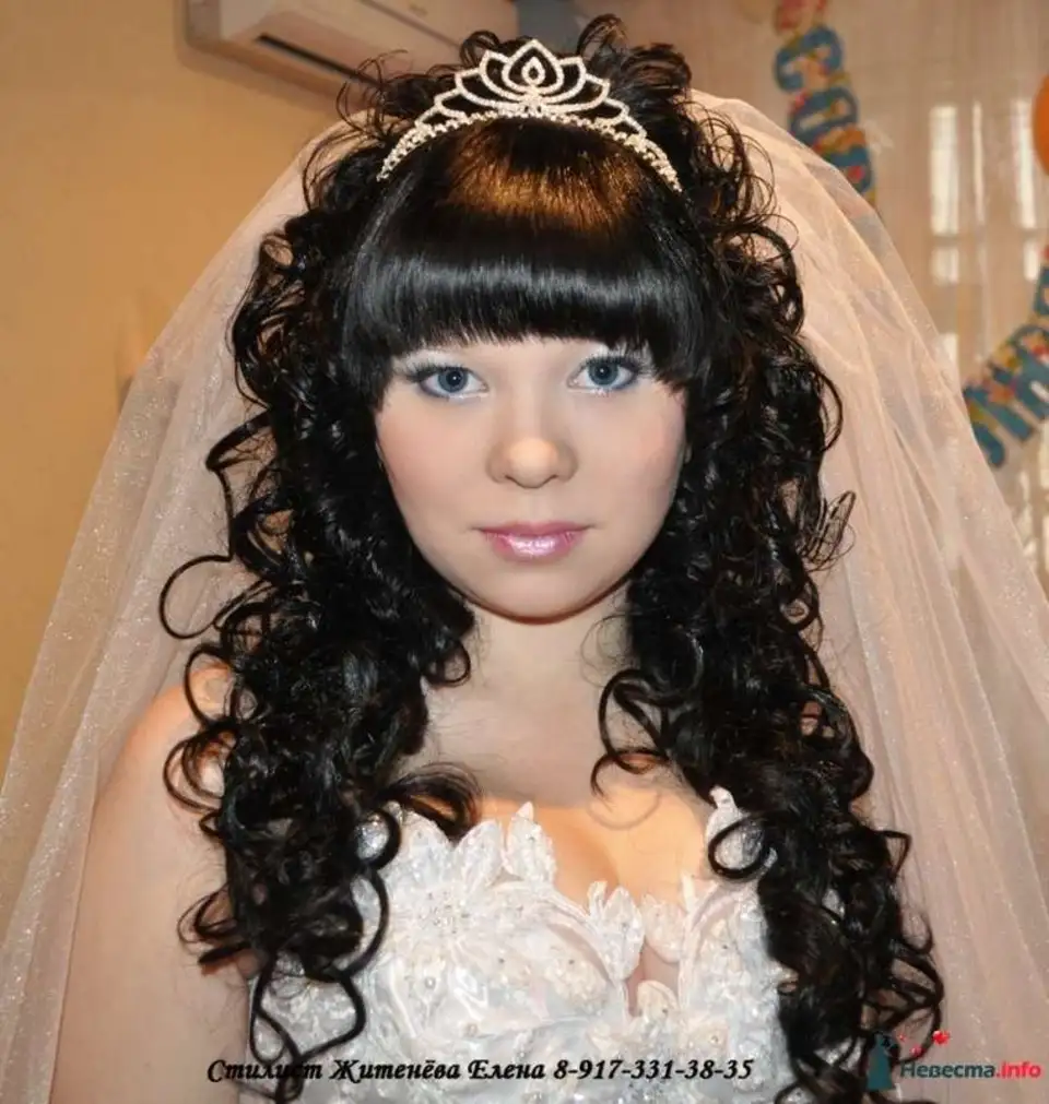 Свадебные причёски на длинные волосы с фатой и диадемой