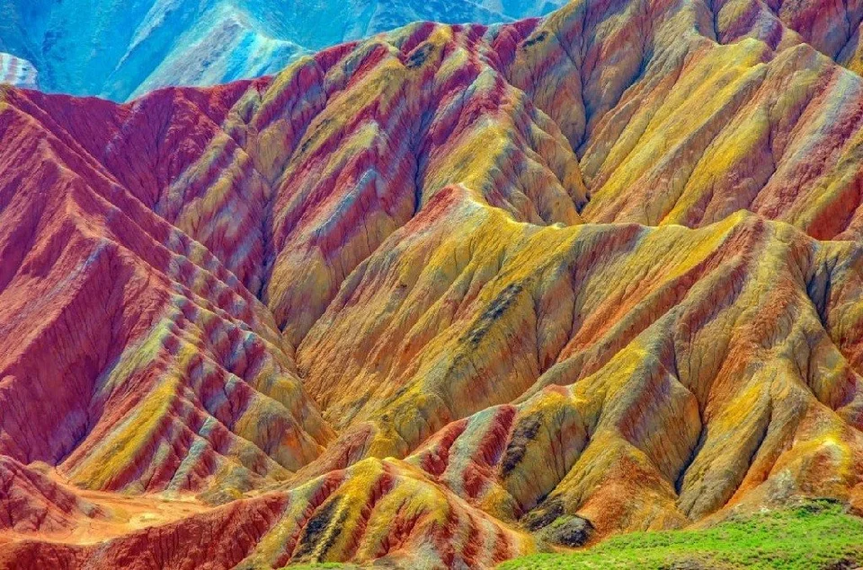 Радужные горы в китае