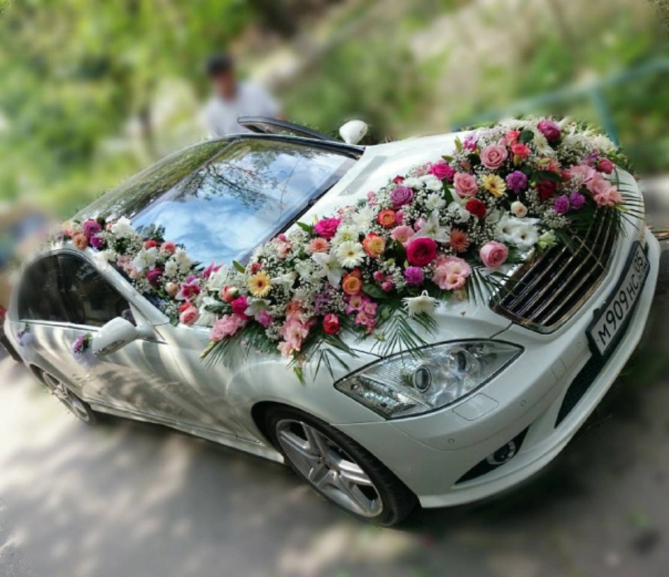 Декорация автомобиля на свадебный кортеж
