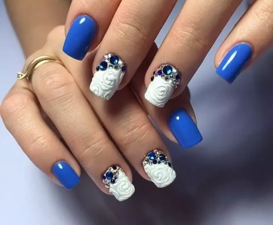 Сине белый дизайн ногтей