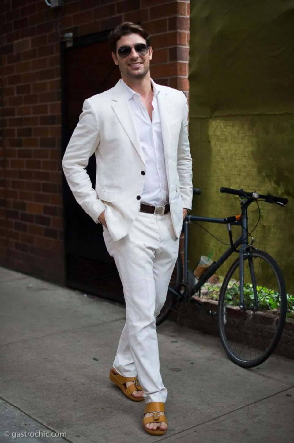 Белый мужской костюм