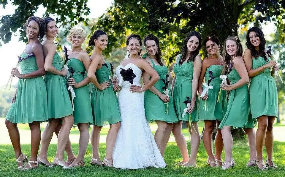 Подружки невесты в одинаковых платьях зеленый