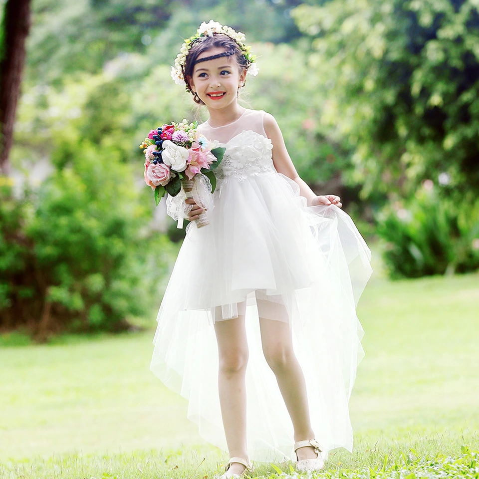 Девочка в свадебном платье