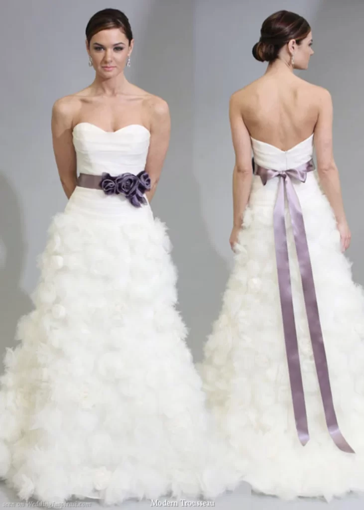 Свадебное платье с сиреневым поясом