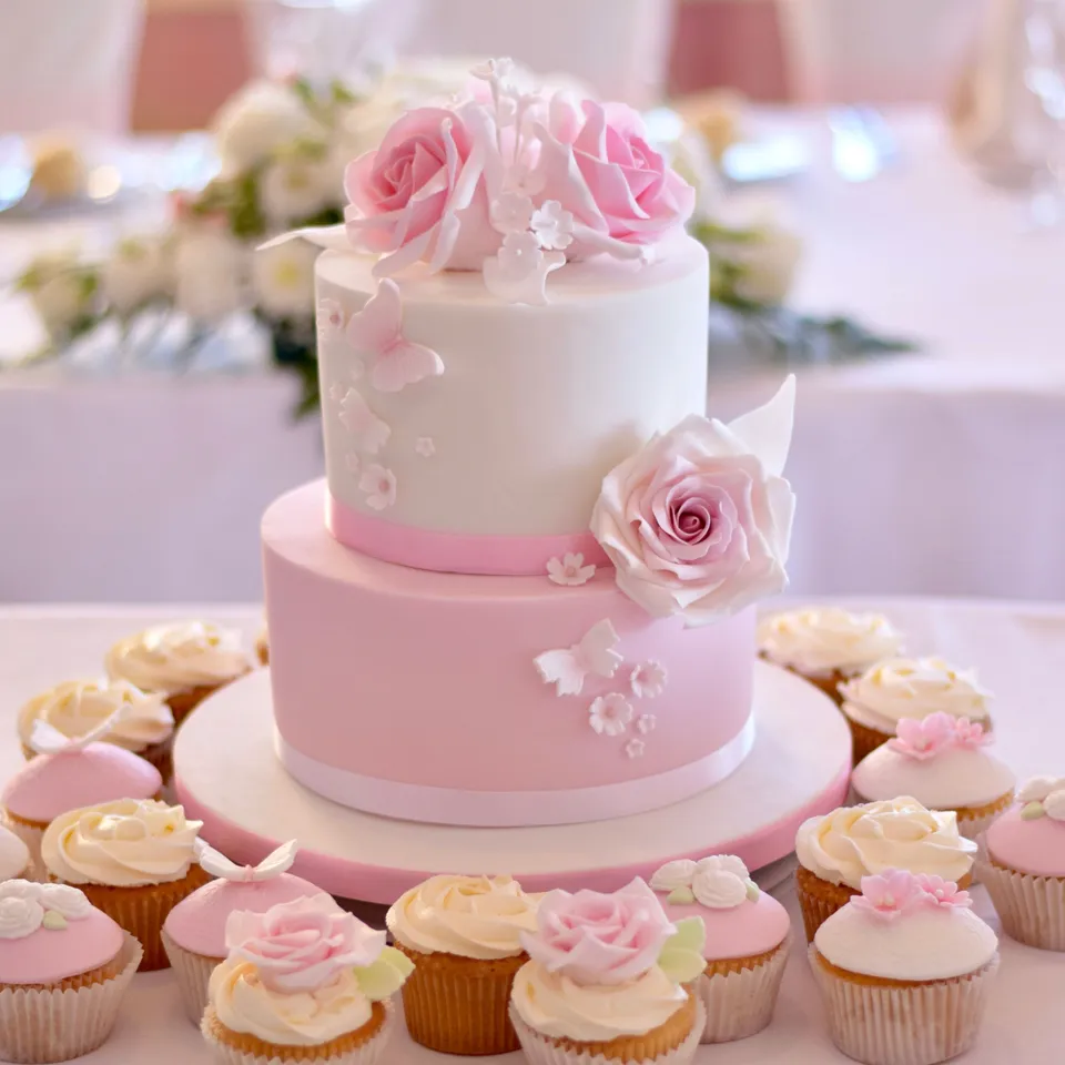 Свадебный торт розовый