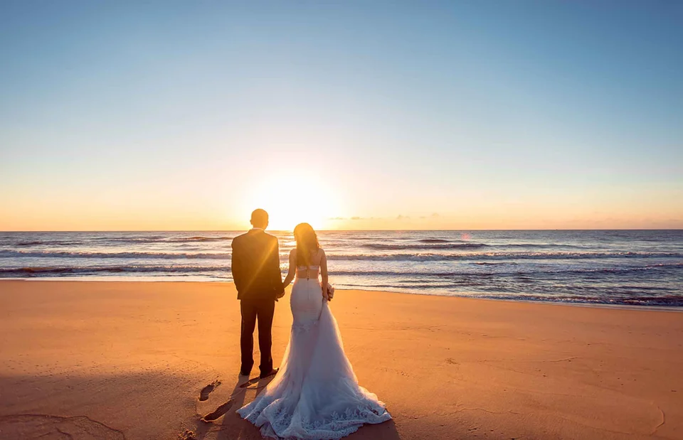 Свадьба на закате на берегу океана