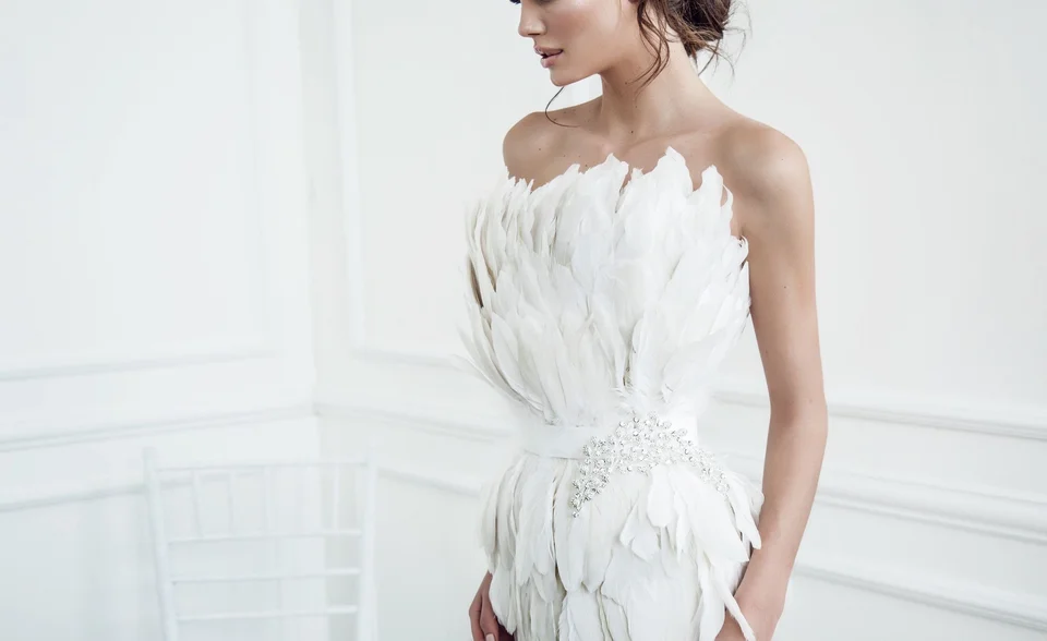 Платье с перьями белое