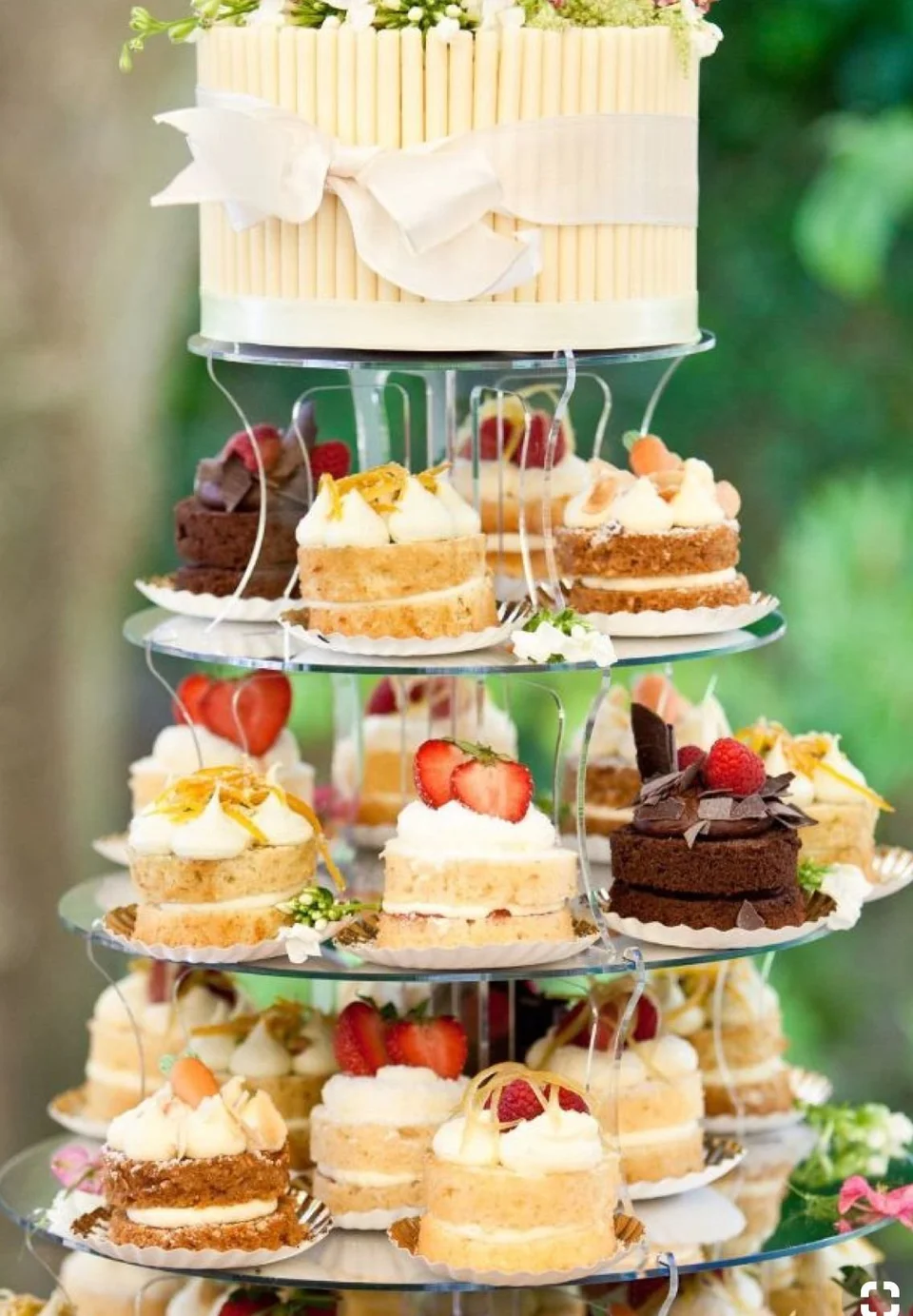 Торт с пирожными на свадьбу