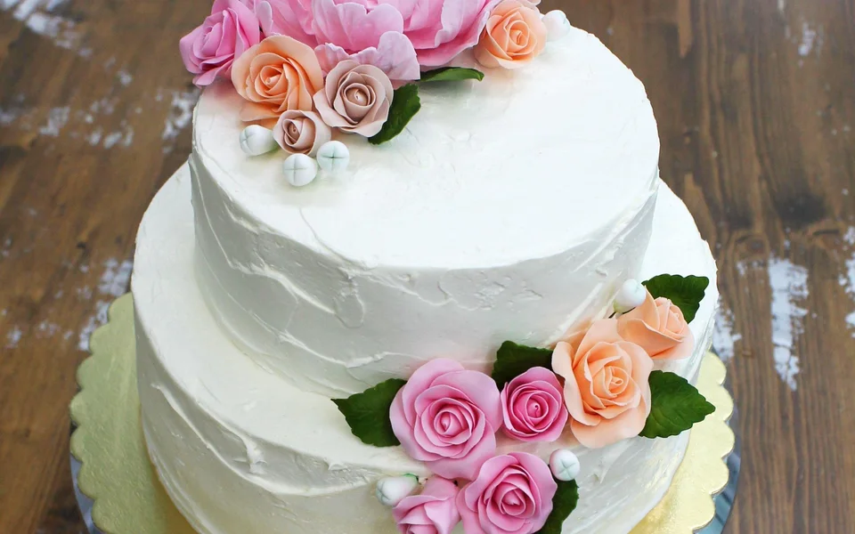 Белый торт свадебный
