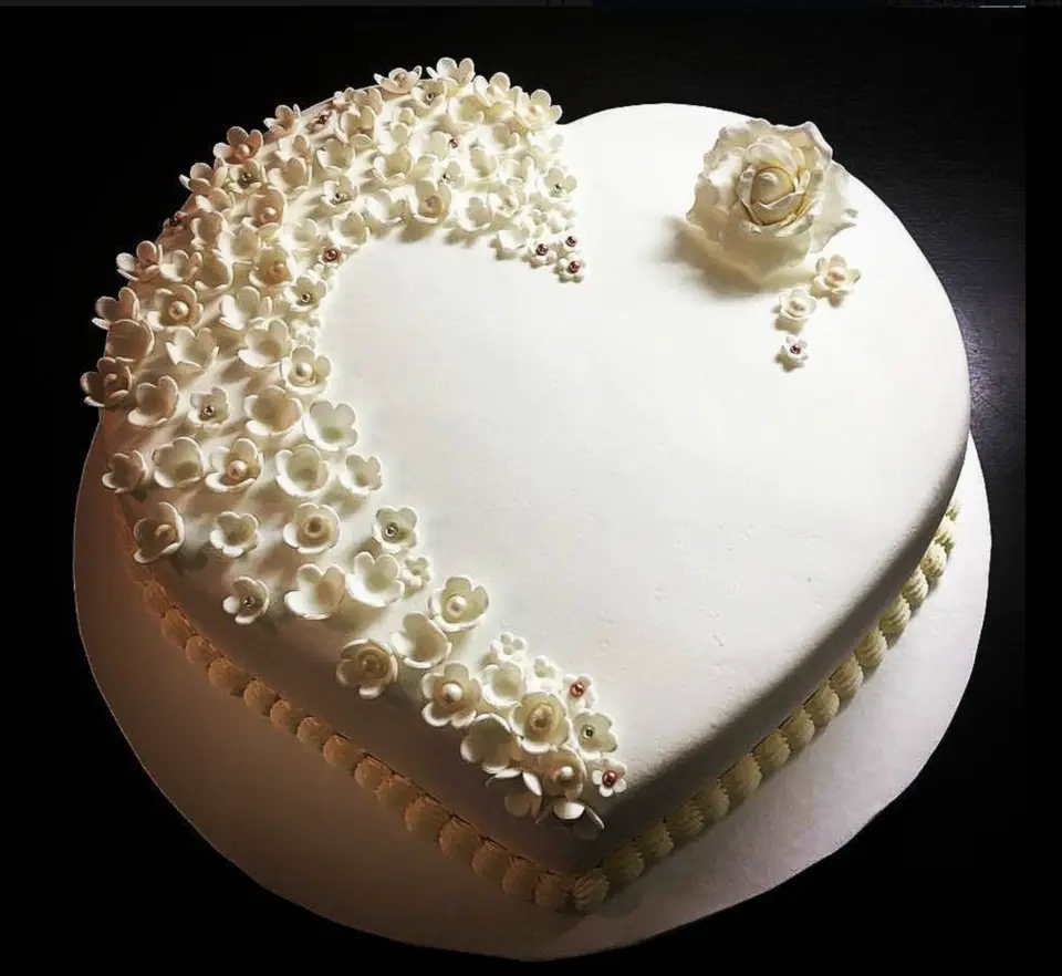 Свадебный торт одноярусный в форме сердца